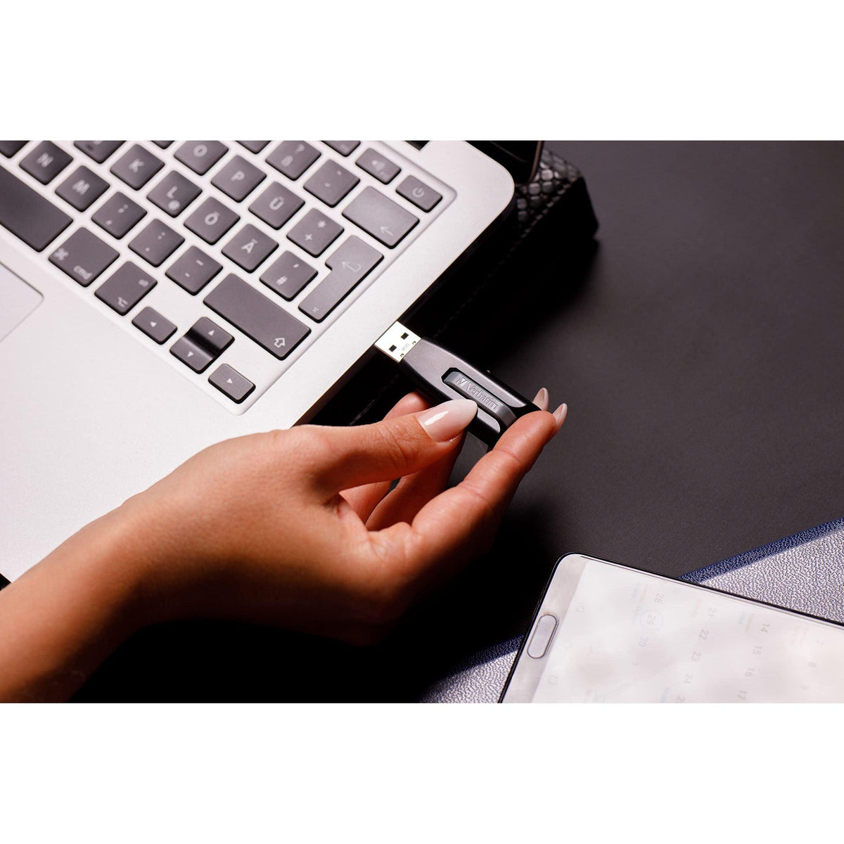 Verbatim 128GB USB 3.0 Store 'n' Go V3 Flash Drive - Cap-Less & PC / Mac Compatible - Gray