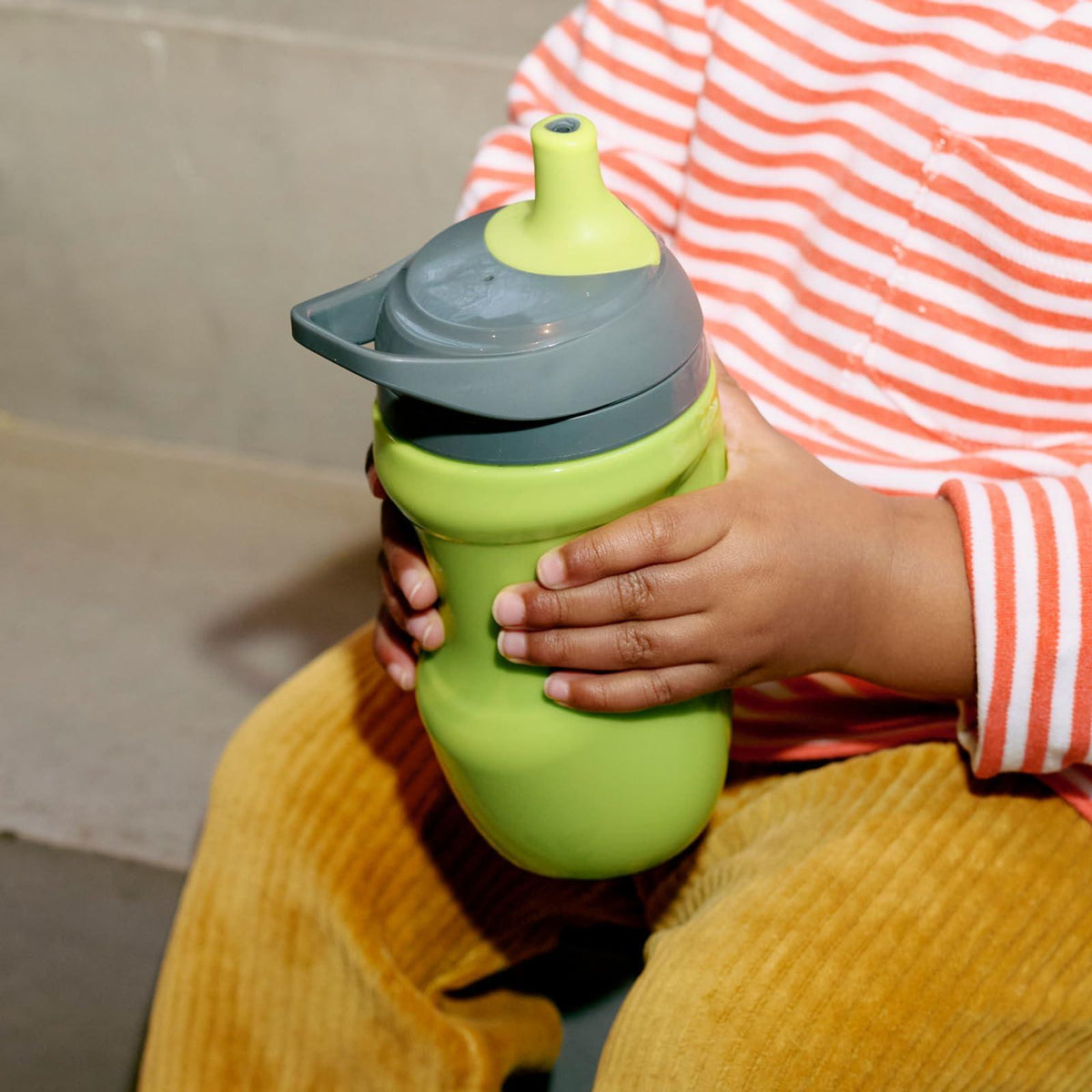 Tommee Tippee Insulated Sportee Bottle, for 12m+, 9oz, Pack of 2 Non-Spill Toddler Water Bottles, Orange and Blue, with Two-Piece Valve to Help Stop Spills, Bite-Resistant Spout and Easy-Hold Handle
