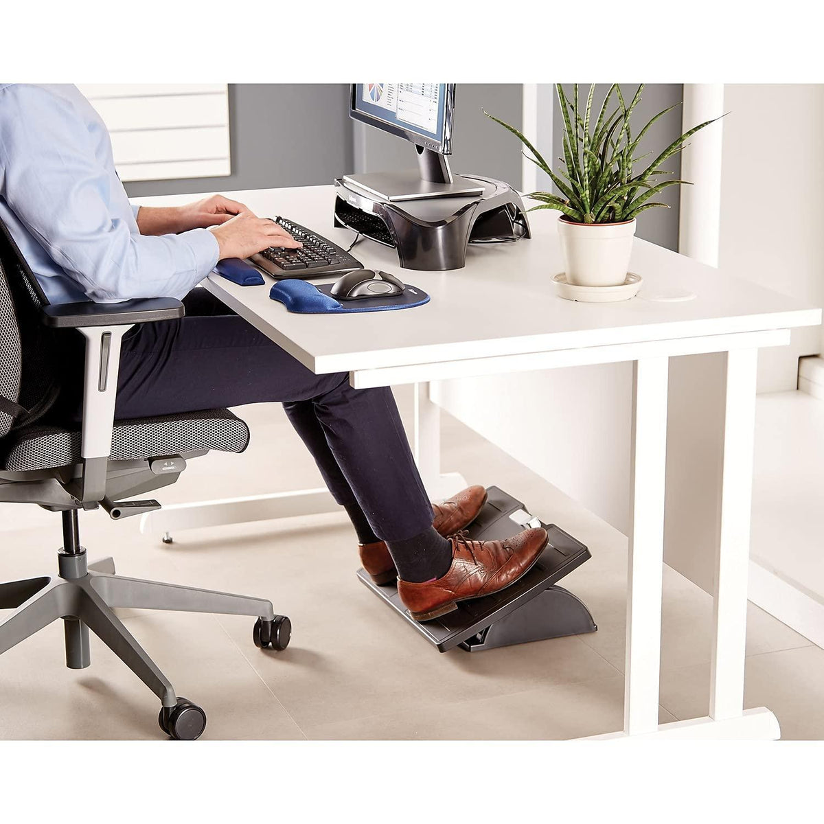 Fellowes Adjustable 3-Height Footrest Tilt Lock 17-1/2w x 13-1/8d x 4-3/8h Black/Silver FEL8032201