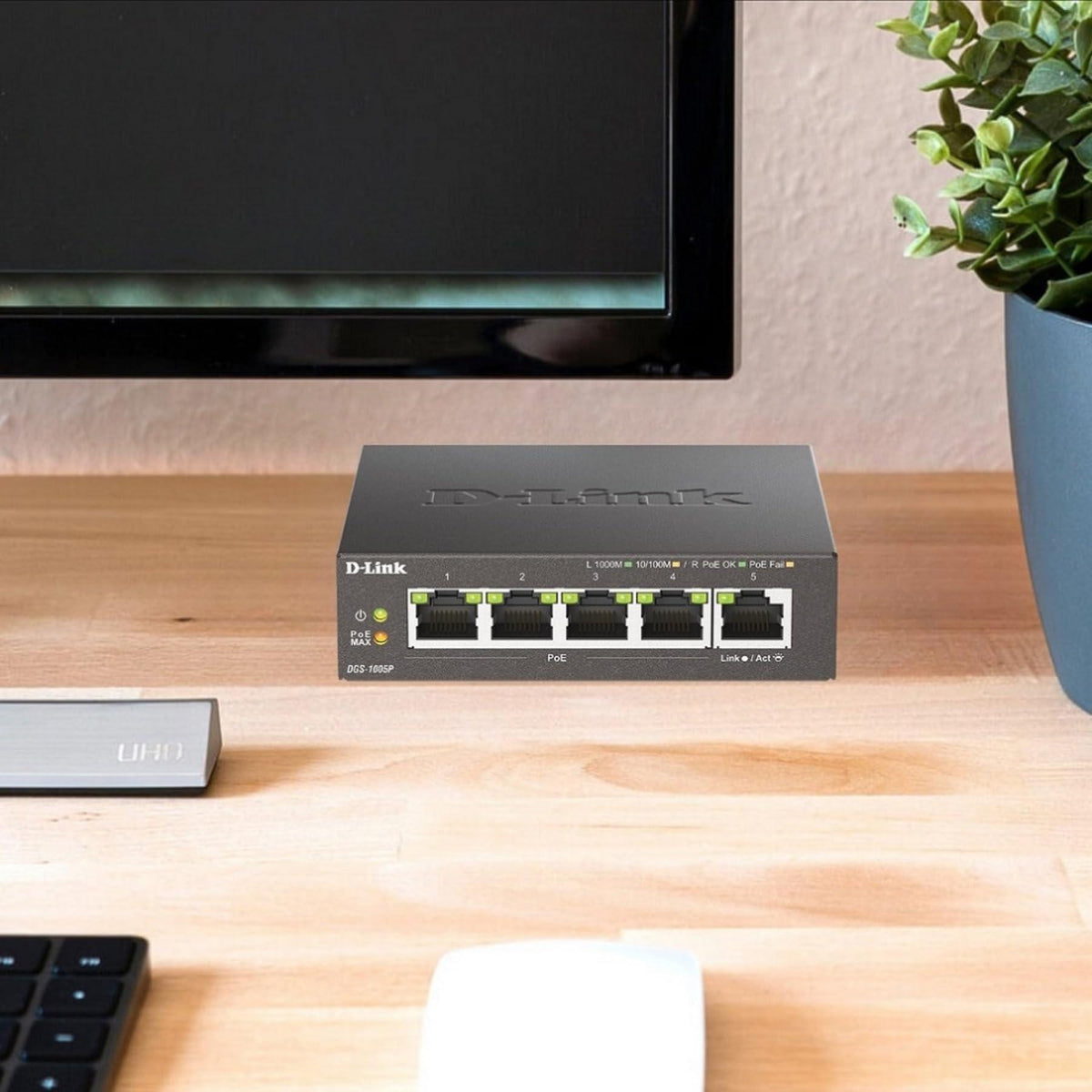 D-Link 5-Port Gigabit PoE+ Unmanaged/Plug and Play (60W Total PoE Budget 4xPort) Metal Compact Desktop Switch - (DGS-1005P)