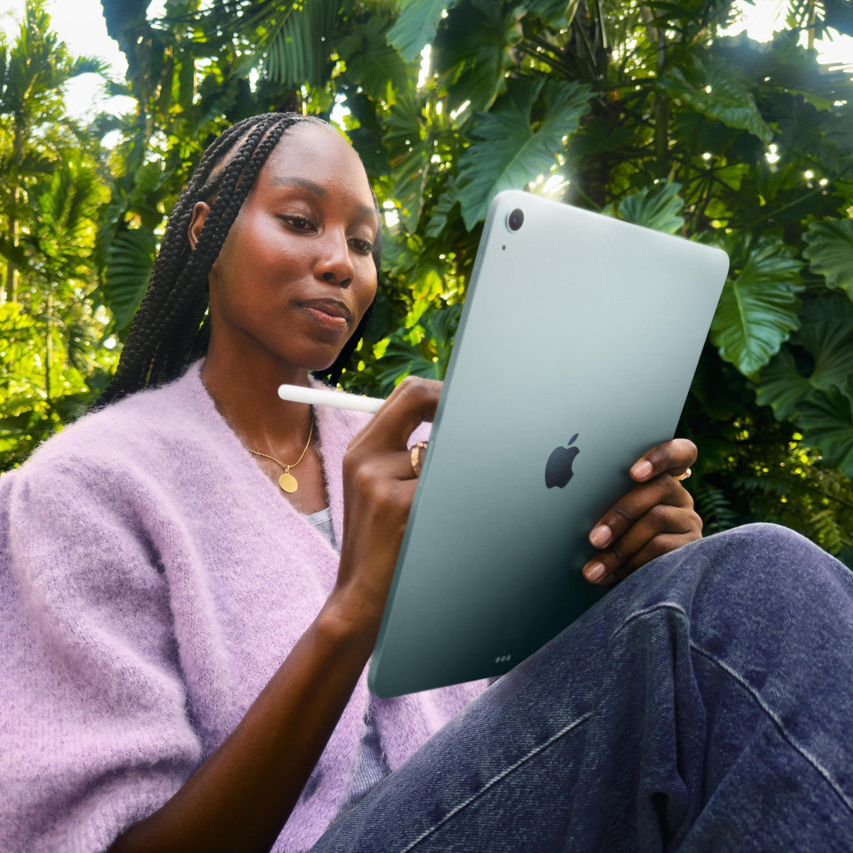 Apple iPad Air 11-inch with M3 chip Built for Apple Intelligence, Liquid Retina Display, 256GB, 12MP Front/Back Camera, Wi-Fi 6E, Touch ID, All-Day Battery Life — Starlight