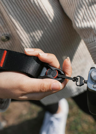 Peak Design Slide Lite Camera Strap, Black, Configurable as a Sling, Neck or Shoulder Strap, Quick Release and Connection, Smooth and Grippy Side, Camera Straps for Photographers, 200 lb Capacity