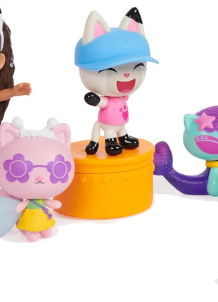 Spin Master Gabby's Dollhouse Travel Figure Set with 5 Cat Toys & Meow-Mazing Interactive Dollhouse with 7 Rooms, LCD Screen & Sound Effects Bundle