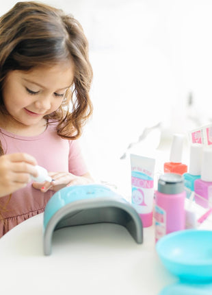 Melissa & Doug Love Your Look Pretend Nail Care Play Set – 20 Pieces for Mess-Free Play Mani-Pedis (Does NOT Contain Real Cosmetics), Pink