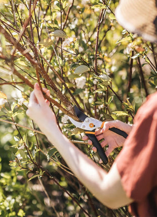 Fiskars Bypass Pruning Shears, 5/8-Inch Cut Capacity Garden Clippers, Gardening Scissors with Sharp, Rust Resistant Steel Blade