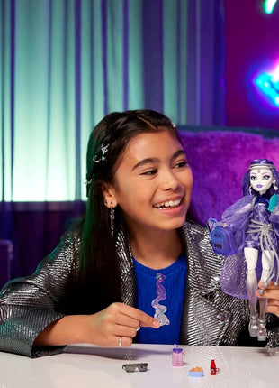 Monster High Spectra Vondergeist Doll | Ghost in Purple Clothes, Includes Pet Ferret Rhuen, 7 Accessories like Backpack, Tablet, Snacks and More (Amazon Exclusive)