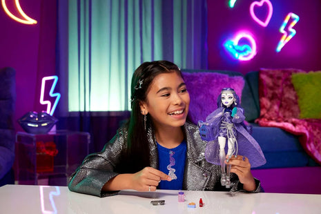 Monster High Spectra Vondergeist Doll | Ghost in Purple Clothes, Includes Pet Ferret Rhuen, 7 Accessories like Backpack, Tablet, Snacks and More (Amazon Exclusive)