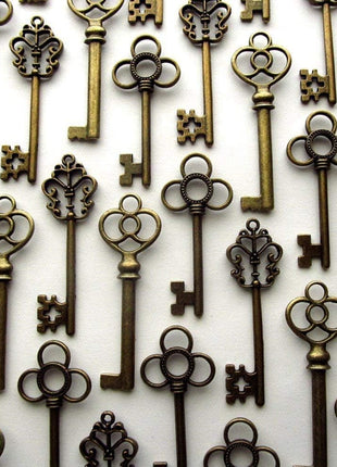 Aokbean Mixed Set of 30 Large Skeleton Keys in Antique Bronze - Set of 30 Keys